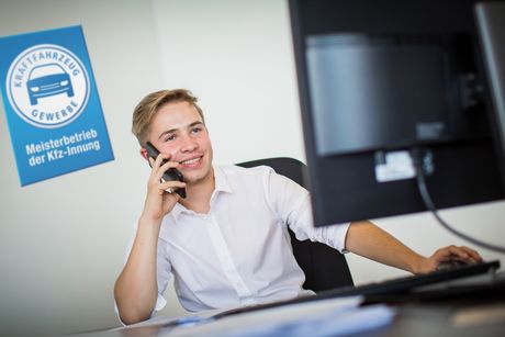 Kaufmännischer Auszubildener am telefonieren